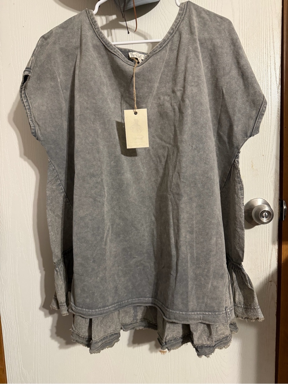 Easel Gray Ruffle Sleeve
Tunic Top NWT size Med